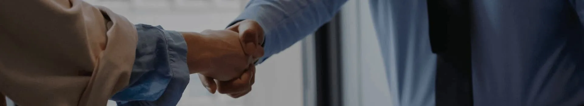 Apretón de manos como símbolo de colaboración y atención al cliente Apretón de manos como símbolo de colaboración y atención al cliente