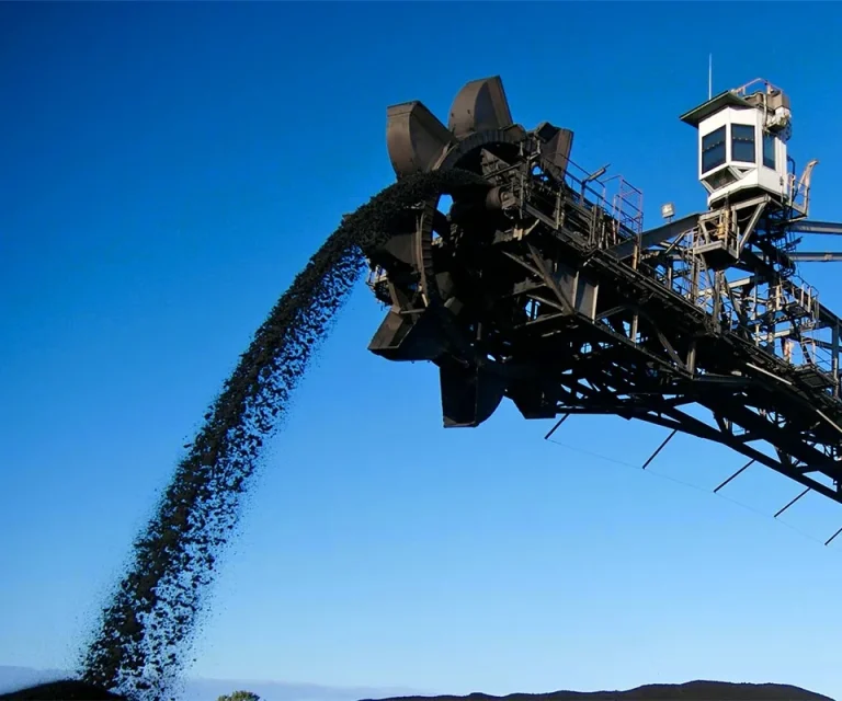 Transportadores y acopios de material en una instalación minera Transportadores y acopios de material en una instalación minera