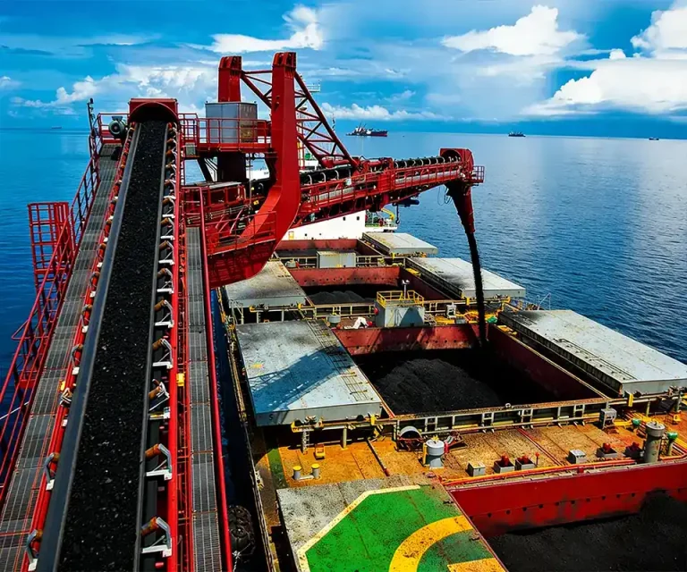 Equipo de carga de materiales a granel sobre un buque en una terminal portuaria