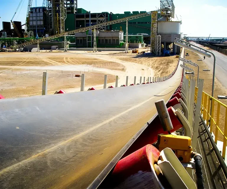 Transportadores y pilas de material en una planta de trituración